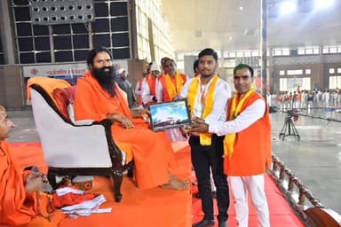 चानन: चानन प्रखंड के कचहरी टोला गोपालपुर निवासी अजीत और अनोज को योगगुरु बाबा रामदेव ने किया सम्मानित