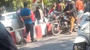 सागर नगर: सिविल लाइन थाना क्षेत्र में चंद्रा पार्क के सामने दो मोटरसाइकिलें टकराईं, विवाद, वीडियो वायरल