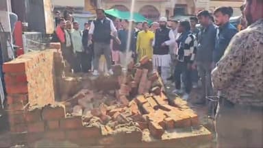 सागर नगर: बड़ा बाजार श्रीराम चौक पर मंदिर के सामने पेशाब घर निर्माण का विरोध, हिंदू संगठनों के प्रदर्शन के बाद नगर निगम ने कार्य रुकवाया