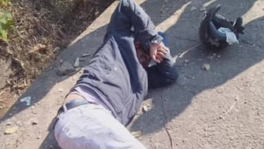 चितरंगी: चितरंगी में रफ्तार का कहर: बेरी टोला और झगरौहां के बीच अज्ञात वाहन की टक्कर से शिक्षक गंभीर घायल