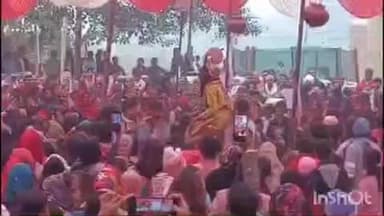 बिंदकी: बिंदकी के हजरतपुर ठठराही में आयोजित महायज्ञ मेला के आठवें दिन माखन चोरी का मंचन देखने के लिए श्रद्धालुओं की उमड़ी भीड़