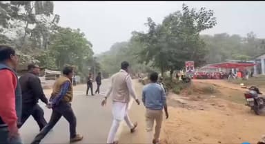 পলাশবাৰী: দখলাবাসী ৰাইজৰ সৈতে মতবিনিময় কৰে বিধায়ক হেমাংগ ঠাকুৰীয়াই