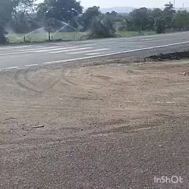 त्योंदा: NH 146 रोड बना रही M K C कंपनी की लापरवाही, रोड क्रॉसिंग पर नहीं रखे घटना सूचक