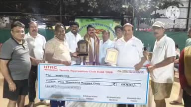 హిందూపురంలో జరిగిన హిందూపూర్ ఓపెన్ టెన్నిస్ టోర్నమెంట్ ముగింపు వేడుకలలో విజేతలకు బహుమతులు అందజేసిన మున్సిపల్ చైర్పర్సన్