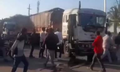 सीहोर: सीहोर-भोपाल मार्ग पर फंदा जोड़ के पास सड़क हादसा, दो ट्रकों की टक्कर, मौके पर लगी भीड़