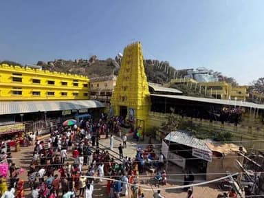 కొమురవెల్లి: ఆదివారం సందర్భంగా కొమురవెల్లి మల్లన్న ఆలయంలో నెలకొన్న భక్తుల సందడి