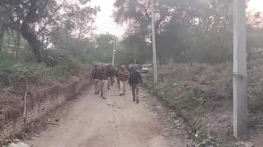 भांडेर: बागपुरा में सरपंच पद के उपचुनाव को लेकर पुलिस का फ्लैग मार्च, मतदाताओं से निर्भीक होकर मतदान करने की अपील