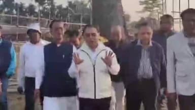 তেজপুৰ: মুখ্যমন্ত্ৰীৰ আগমনৰ প্ৰস্তুতিৰ বুজ লবলৈ ঠেলামৰাত উপস্থিত শোণিতপুৰ জিলাৰ আয়ুক্তৰ লগতে বৰছলা সমষ্টিৰ বিধায়ক