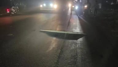 పెద్దాపురం: 10 అడుగుల కొండ చిలువ రోడ్డు దాటింది. పాము రోడ్డు దాటేంత వరకు కదలని వాహనాలు ..