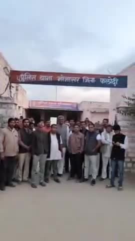 फलौदी: आऊ कस्बे में दस दिन पहले हुई चोरी की वारदात का खुलासा न होने पर ग्रामीणों ने भोजासर थाने पहुंचकर नाराजगी जताई
