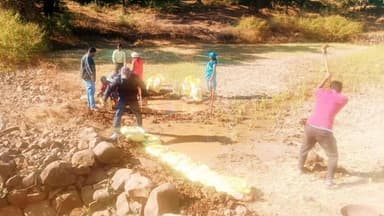 मंडला: झिरिया नाला में जल संरक्षण के लिए बोरी बंधान किया गया, ग्रामीणों ने जल संचय अभियान में किया श्रमदान