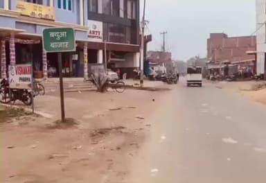 फुलवरिया: बथुआ बाजार में बुलडोजर की चेतावनी के बाद अतिक्रमणकारियों की खुली नींद, सड़क हुई खाली, लोगों ने हटाया कब्जा