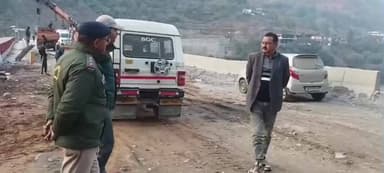 रुद्रप्रयाग: पुलिस उपाधीक्षक ने जवाड़ी बाईपास पर पुल की एप्रोच रोड के सुधारीकरण कार्य का किया स्थलीय निरीक्षण
