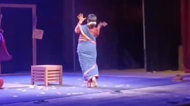 ತುಮಕೂರು: ನಗರದಲ್ಲಿ ಮಾಜಿ ಸಚಿವೆ ಉಮಾಶ್ರೀ ಅಭಿನಯದ ಶರ್ಮಿಷ್ಠೆ ನಾಟಕ ಪ್ರದರ್ಶನ : ಕೆಪಿಸಿಸಿ ಉಪಾಧ್ಯಕ್ಷ ಮುರುಳೀಧರ್ ಹಾಲಪ್ಪ ವೀಕ್ಷಣೆ