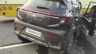 செங்கம்: அரசங்கன்னி பகுதியில் கார் மினி பேருந்து நேருக்கு நேர் மோதி விபத்து மூன்று பேருக்கு பலத்த காயம்.