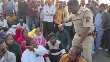 राहुरी: नगर-मनमाड महामार्गावर अपघातात तरुण ठार झाल्याने अचानक केला रस्ता रोको, शेतकरी सेनेचे रवींद्र मोरे पोलिसांमध्ये चकमक