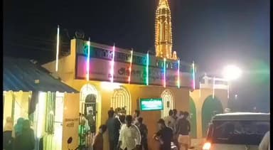 சீர்காழி: சீர்காழி அருகே மேலச்சாலையில் அன்னை அஜ்மத் பீவி தர்ஹா சந்தனம் பூசும் நிகழ்ச்சியில் ஏராளமானோர் கலந்து கொண்டனர்