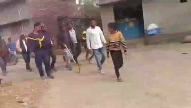 अरियरी: चकवगिल गांव में अधूरा रोड निर्माण होने पर ग्रामीणों का विरोध, एसडीओ ने रोड बनवाने का दिया आश्वासन