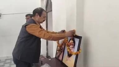 फतेहपुर: सदर के टीचर कालोनी में फोटोग्राफर एसोसिएशन ने सड़क दुर्घटना में जान गंवाने वाले फोटोग्राफर के परिवार की आर्थिक मदद की