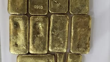 কৃষ্ণনগর ২: প্রায় দেড় কোটি টাকা মূল্যের সোনার বিস্কুট উদ্ধার সহ ৪ জনকে গ্রেফতার করে আজ আদালতে পেশ করলো ধুবুলিয়া থানার পুলিশ