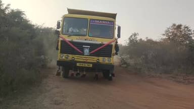 మనోహరాబాద్: కొండాపూర్ పారిశ్రామిక ప్రాంతంలో అక్రమంగా మట్టి రవాణా చేస్తున్న మూడు టిప్పర్లు ఒక హిటాచి సీజ్ చేసిన అధికారులు