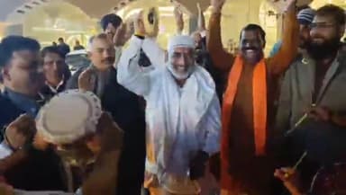 पिपरिया: पचमढ़ी में मनोरंजन का रंग बिखरा, संगीत, नृत्य के साथ सांसद दर्शन सिंह चौधरी ने बजाए मंजीरे