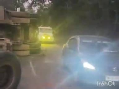 कराहल: नोनपुरा घाटी में ट्रक पलटा, 2 घंटे लगा जाम, शिवपुरी से श्योपुर जा रहा था सीमेंट