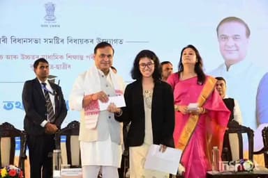 আজাৰা: জালুকবাৰী সমষ্টিৰ বিভিন্ন মেধাৱী ছাত্ৰ-ছাত্ৰীক মুখ্যমন্ত্ৰীৰ সম্বৰ্ধনা