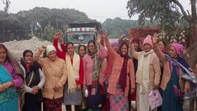 पूर्णागिरि: टनकपुर क्षेत्र में महिलाओं ने खनन भंडारण स्थल पर धरना दिया, रात्रि में खनन पर पूरी तरह रोक लगाने की मांग की