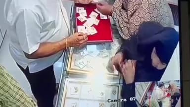 खंडवा नगर: खंडवा: सराफा बाजार में महिला चोर ने उड़ाया सोने का पेंडल, सीसीटीवी में कैद हुई वारदात