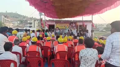 ಶೋರಾಪುರ: ಕಟ್ಟಡ ಕಟ್ಟುವ ಇತರೆ ನಿರ್ಮಾಣ ಕಾರ್ಮಿಕರಿಂದ ನಗರದ ಕುಂಬಾರಪೇಟದಲ್ಲಿ ಮಾಜಿ ಸಚಿವ ರಾಜುಗೌಡ ಸನ್ಮಾನ