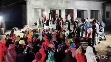 बैराड़: बैराड़ क्षेत्र के देवगढ़ रूपापुरा में भाजपा जिला उपाध्यक्ष दिलीप मुदगल ने महिलाओं को साड़ियां वितरित की