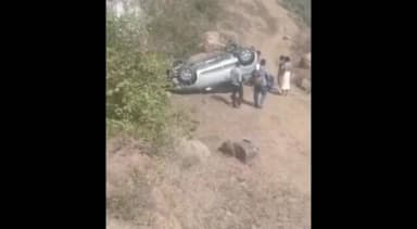 అరకులోయ మండలం సుంకరమెట్ట సమీపంలోని బోయ గోడ వద్ద పర్యాటకులు కారు బోల్తా