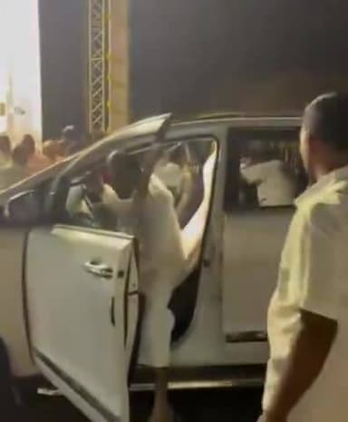 கலசபாக்கம்: பஜார் வீதியில் கலைஞரின் சிலை முன்பு கலசப்பாக்கம் எம்எல்ஏ பொதுமக்களுக்கு அன்னதானம் வழங்கினார்