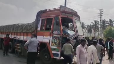 ಕೊರಟಗೆರೆ: ಕೊರಟಗೆರೆ ಬೈಪಾಸ್ನಲ್ಲಿ ಕೆಎಸ್ಆರ್ಟಿಸಿ ಬಸ್–ಲಾರಿ ಡಿಕ್ಕಿ: 35ಕ್ಕೂ ಹೆಚ್ಚು ಪ್ರಯಾಣಿಕರು ಪ್ರಾಣಾಪಾಯದಿಂದ ಪಾರು