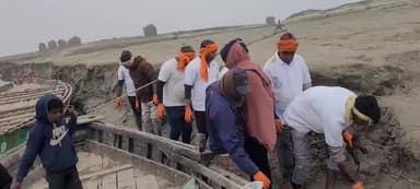 गंगा समग्र के स्वयंसेवक द्वारा काढ़ागोला घाट पर 363 वां रविवार स्वच्छता कार्यक्रम करते हुए।