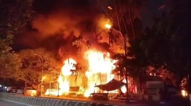 அமைந்தகரை: முதல் அவென்யூவில் பழைய குடோனில் பயங்கர தீ விபத்து தீயுடன் கரும்புகையும் வெளியானதால் பெரும் பரபரப்பு