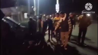 देवास: उज्जैन रोड ब्रिज पर गड्ढों को लेकर पार्षद ने फावड़ा उठाकर मरम्मत की