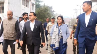 সামশেরগঞ্জ: নতুন এসডিও অফিসের কাজ খতিয়ে দেখতে সামসেরগঞ্জে জেলাশাসক