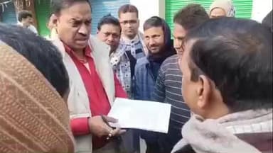 रजौन: राजावर चौक पर किसानों ने उपजाऊ भूमि अधिग्रहण के खिलाफ विधायक मनीष कुमार को सौंपा आवेदन