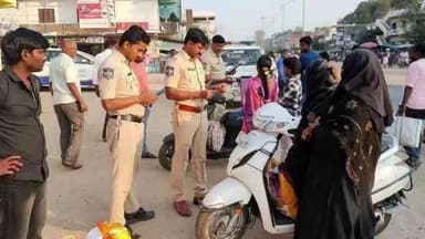 ఎల్లారెడ్డి: పోలీస్ బృందంతో వాహన తనిఖీలు, సరైన పత్రాలు లేని వాహనాలకు చలాన్లు, వాహనదారులు సరైన పత్రాలను ఉంచుకోవాలి : ఎస్సై మహేష్