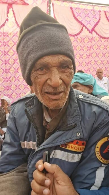 अभय चौटाला के बोलते बोलते अचानक सामने आया मंजीत कन्हेली का बुजुर्ग फैन,कहा ड्यूटी छोड़ कर आया,मंजीत न गाड़ दिया लठ #rohtak...