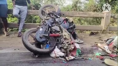 ద్విచక్ర వాహనాన్ని ఢీ కొట్టిన లారీ చింతలపూడి మండలం కండ్రిక గూడెంకు చెందిన ఇద్దరు మృతి ఒకరికి తీవ్ర గాయాలు