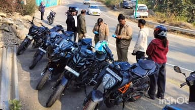टिहरी: बिना नंबर प्लेट और लापरवाही से वाहन चलाने वालों पर पुलिस का शिकंजा, 8 मोटरसाइकिलें की गईं सीज