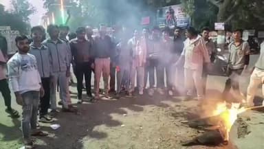 बड़वानी: बड़वानी में बजरंगियों ने कारंजा चौराहे पर बांग्लादेश का पुतला फूंका, जमकर की नारेबाजी