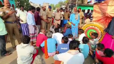 சங்கராபுரம்: கொசப்பாடி கிராமத்தில் தனிநபர் ஆக்கிரம்புகளை அகற்றிட வலியுறுத்தி தேரை சாலையின் நடுவே நிறுத்தி பொதுமக்கள் மறியல் போராட்டம்