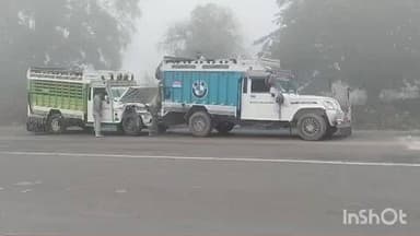 करेरा: आईलव तिराहे के पास घने कोहरे के कारण खीरा से भरी पिकअप, चलते ट्रक से टकराई