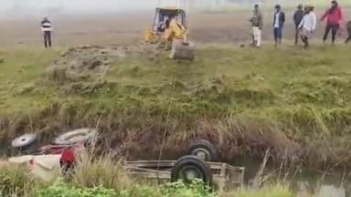 बंजरिया: रोहिनिया नहर में ट्रैक्टर टेलर पलटा, बाल-बाल बचा चालक, ग्रामीणों के सहयोग से निकाला गया