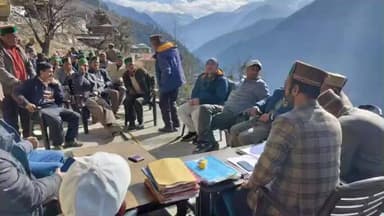 टापरी: मीरु गाँव में FRC की बैठक हुई, लोगों को भूमि प्रदान करने को लेकर फाइलें की गईं तैयार