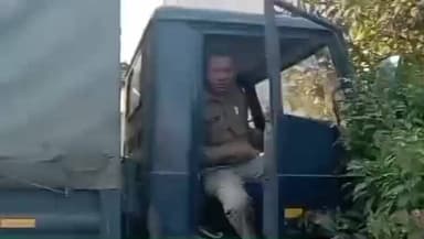 टिमरनी: नशे में धुत पुलिसकर्मी का वीडियो, बैरिकेड्स से भरा वाहन अनियंत्रित होकर घर की बाउंड्री में घुसा